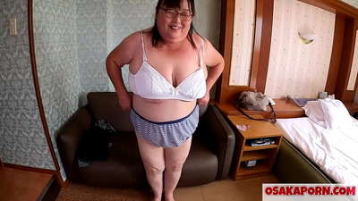 Mama japoneză grasă își arată sânii uriași și se bucură de o jucărie sexuală. O mamă asiatică de 51 de ani vorbește despre experiența ei sexuală. Yukiko 1 OSAKAPORN milf grasă.